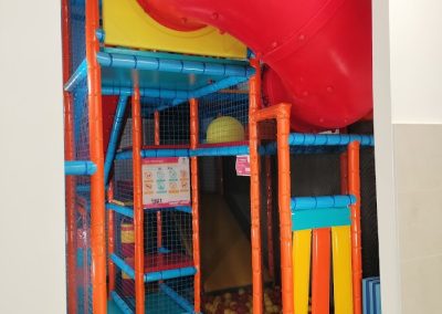 Parque de bolas infantil con tobogán y zona de juegos para cumpleaños en la Sala Macanaz, en el barrio del Arrabal (Zaragoza).