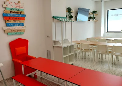 Área de celebración infantil con trono rojo y mesas de cumpleaños en el Arrabal, Zaragoza.